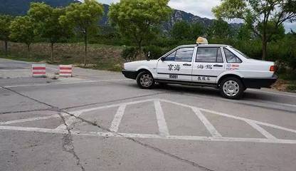 汽车越档