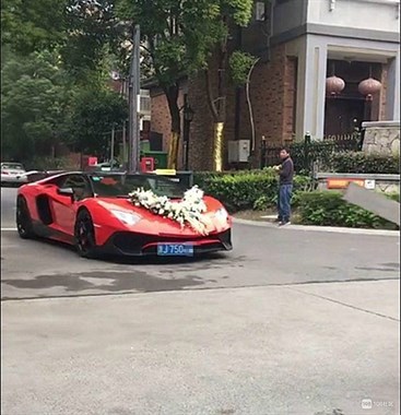 汽车车牌一疤