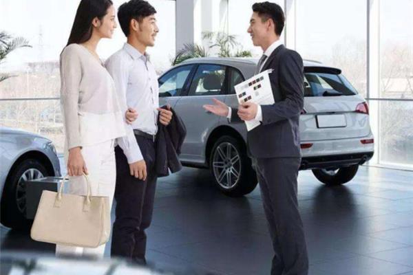 女人抬汽车